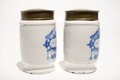 Une paire de pots &agrave; pharmacie de type albarello en fa&iuml;ence de Delft bleu et blanc, 18&egrave;me